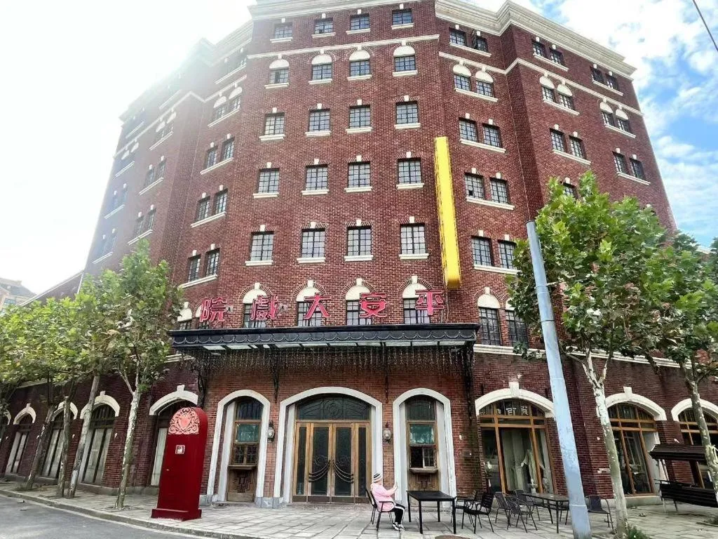 Jinglai Hotel (Shanghai Bund East Nanjing Road pedestrian street )