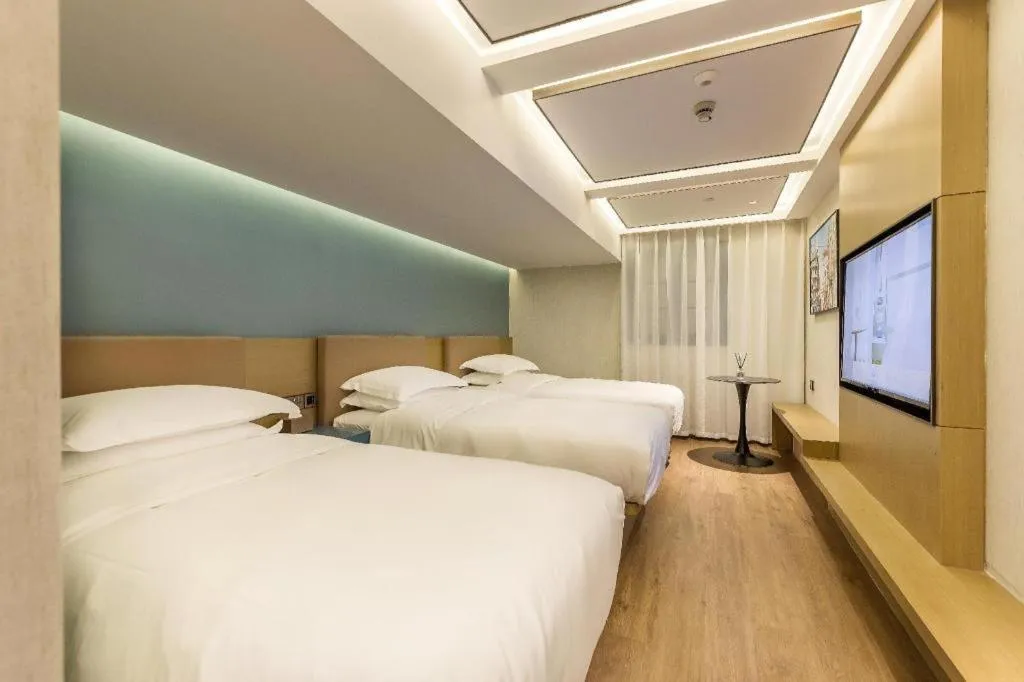 Bed in Jinglai Hotel (Shanghai Bund East Nanjing Road pedestrian street )