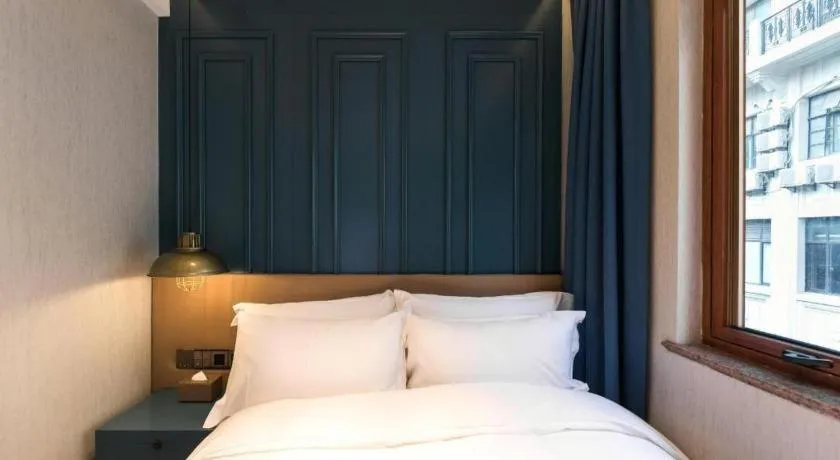 Bed in Jinglai Hotel (Shanghai Bund East Nanjing Road pedestrian street )