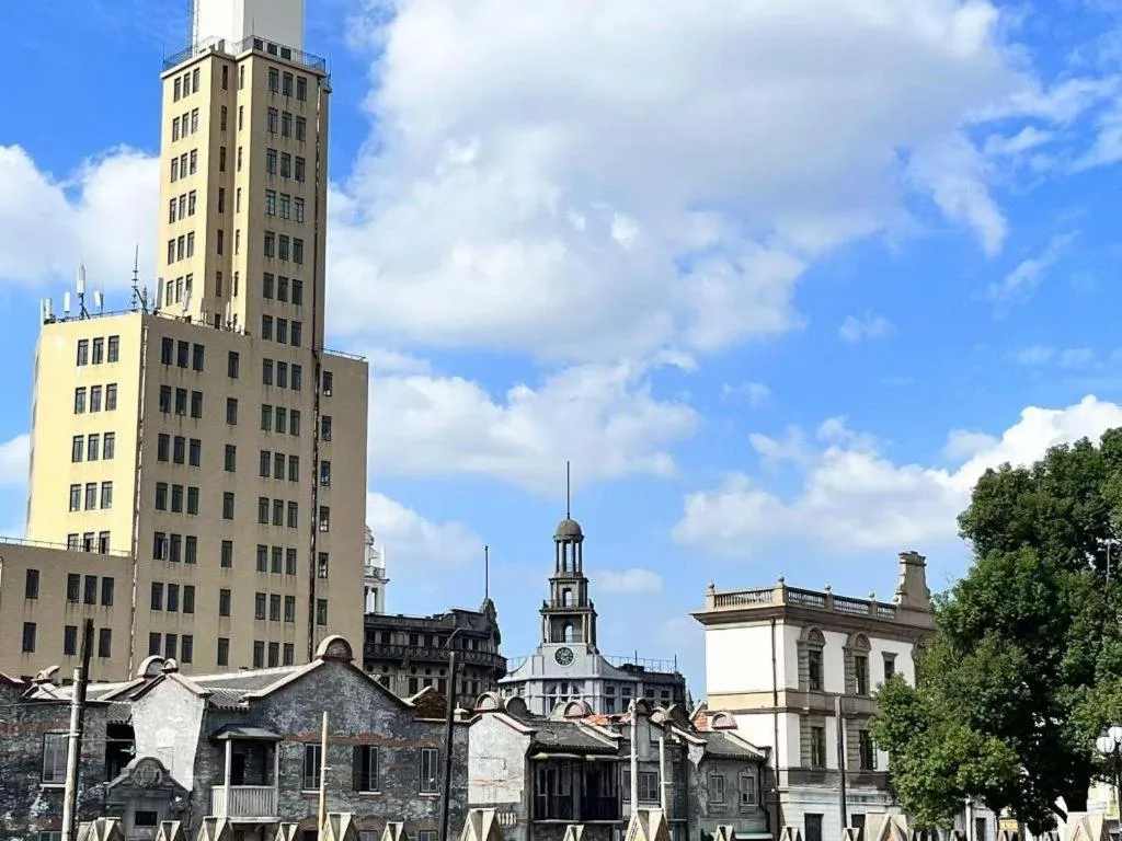 Jinglai Hotel (Shanghai Bund East Nanjing Road pedestrian street )