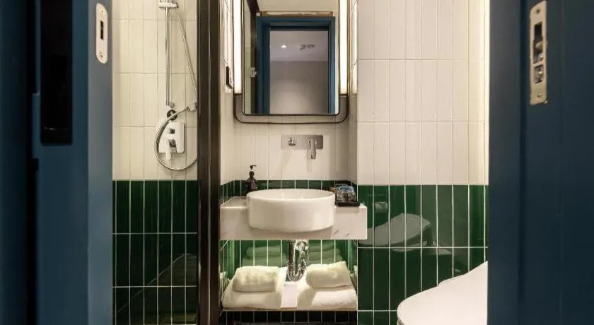 Jinglai Hotel (Shanghai Bund East Nanjing Road pedestrian street )