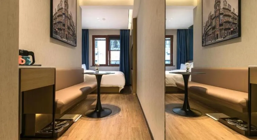 Bed in Jinglai Hotel (Shanghai Bund East Nanjing Road pedestrian street )