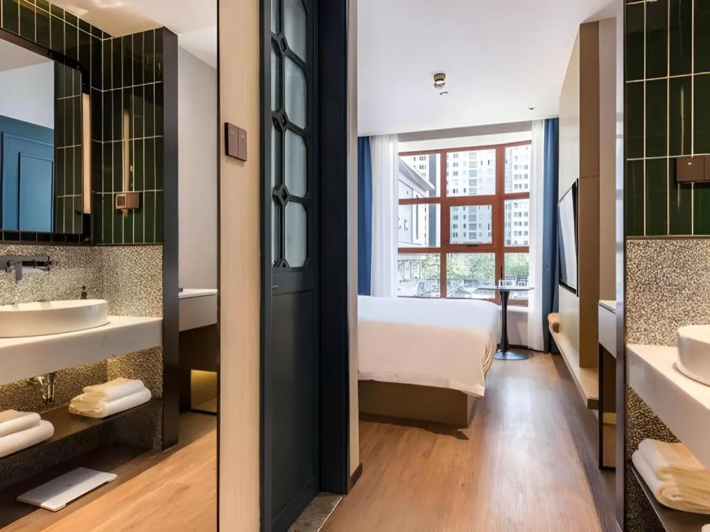 Bed in Jinglai Hotel (Shanghai Bund East Nanjing Road pedestrian street )