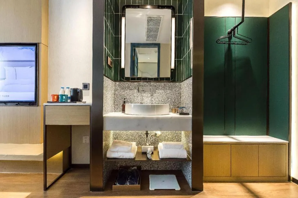 Jinglai Hotel (Shanghai Bund East Nanjing Road pedestrian street )