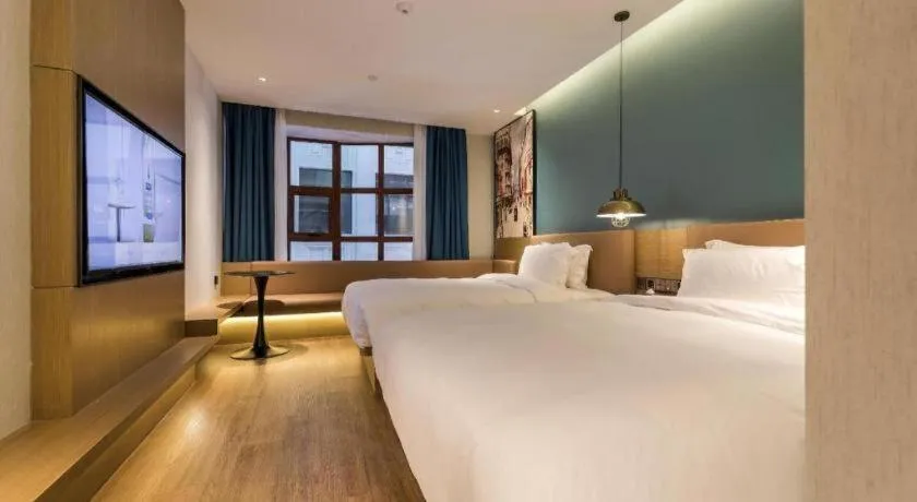 Bed in Jinglai Hotel (Shanghai Bund East Nanjing Road pedestrian street )