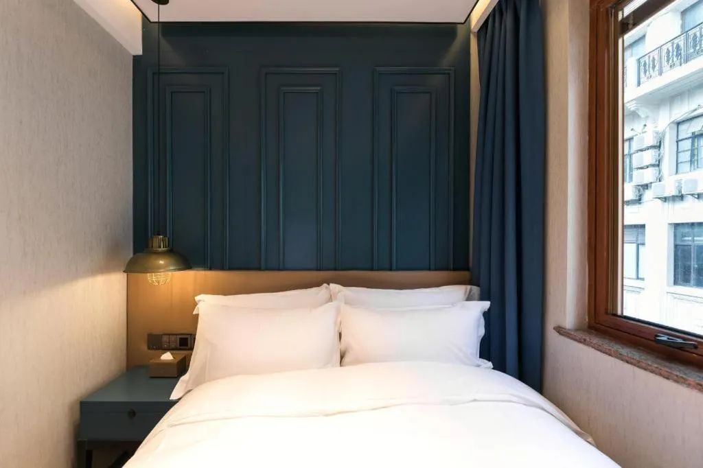 Bed in Jinglai Hotel (Shanghai Bund East Nanjing Road pedestrian street )