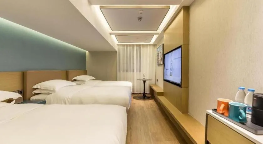Bed in Jinglai Hotel (Shanghai Bund East Nanjing Road pedestrian street )