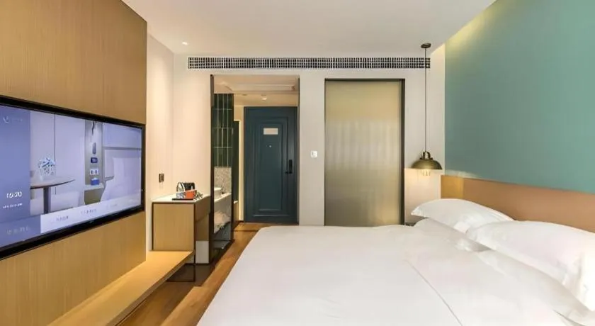 Bed in Jinglai Hotel (Shanghai Bund East Nanjing Road pedestrian street )