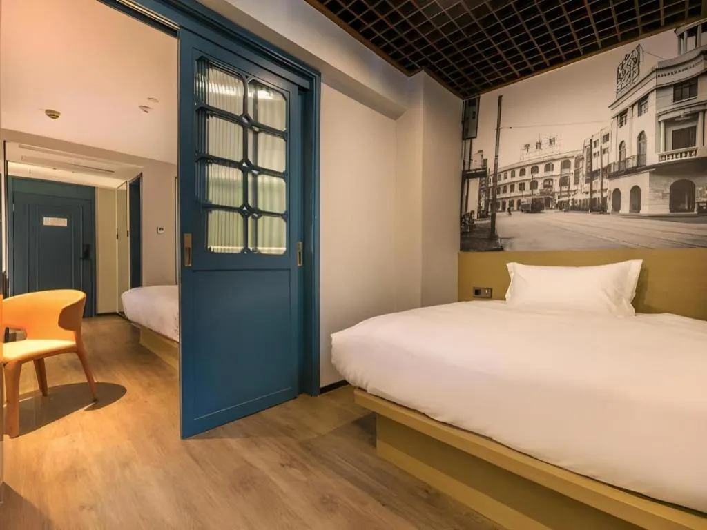Bed in Jinglai Hotel (Shanghai Bund East Nanjing Road pedestrian street )