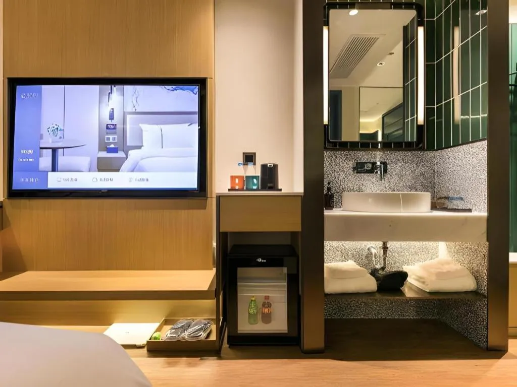 Bed in Jinglai Hotel (Shanghai Bund East Nanjing Road pedestrian street )