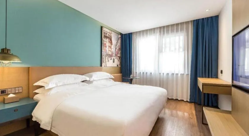 Bed in Jinglai Hotel (Shanghai Bund East Nanjing Road pedestrian street )