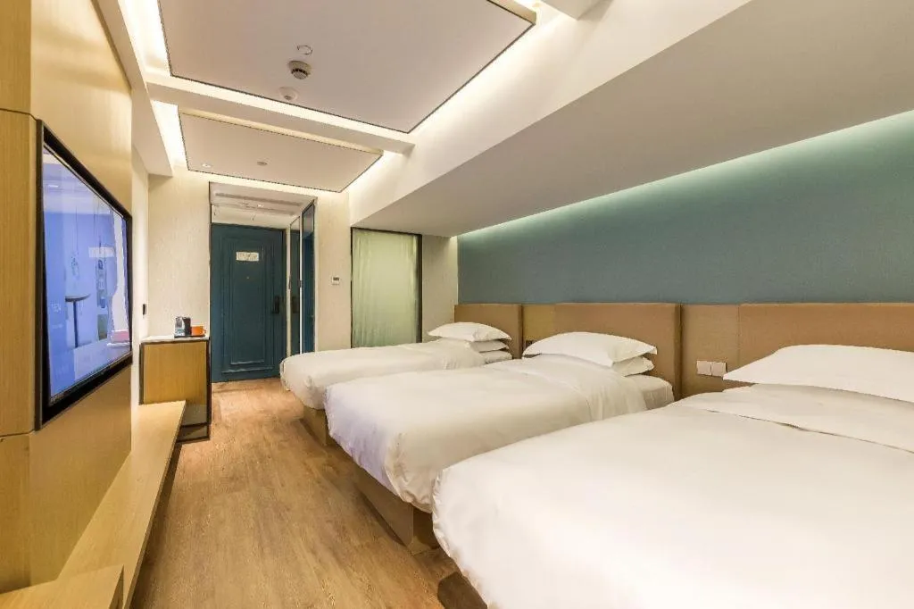 Bed in Jinglai Hotel (Shanghai Bund East Nanjing Road pedestrian street )
