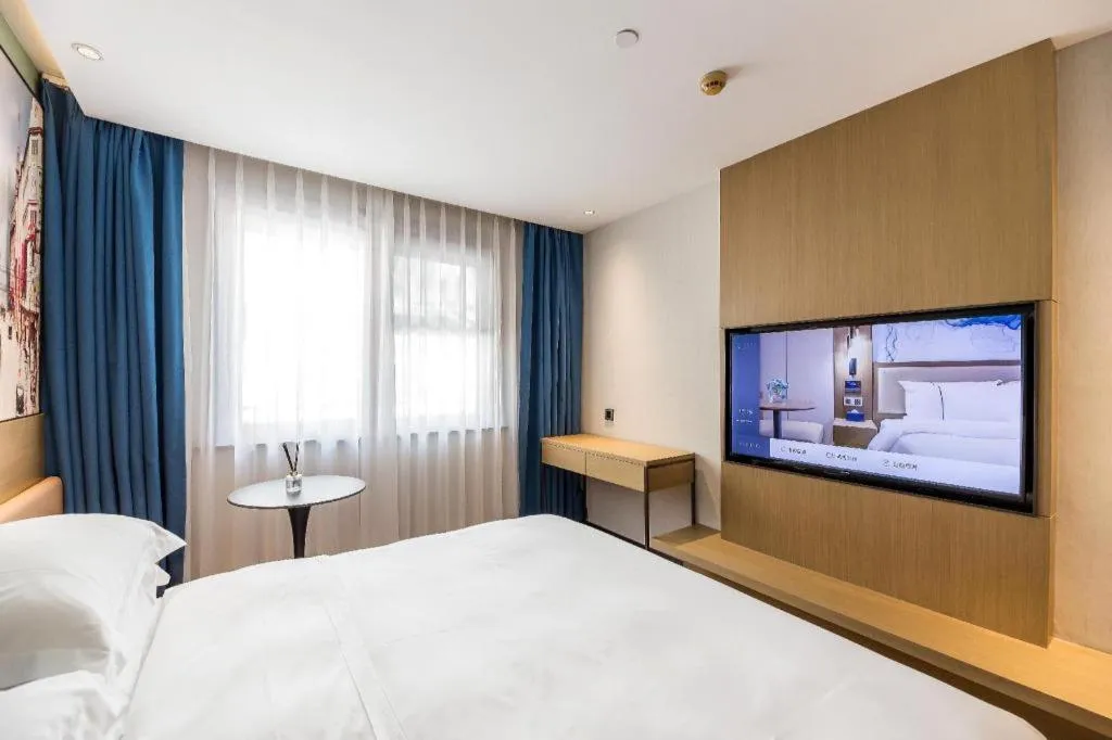 Bed in Jinglai Hotel (Shanghai Bund East Nanjing Road pedestrian street )