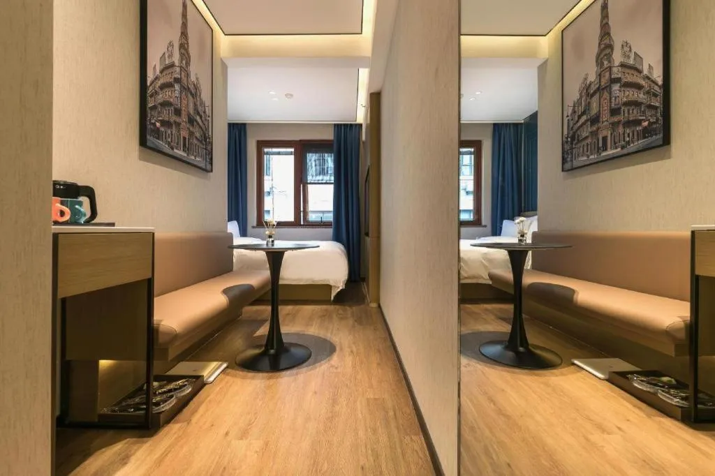 Bed in Jinglai Hotel (Shanghai Bund East Nanjing Road pedestrian street )