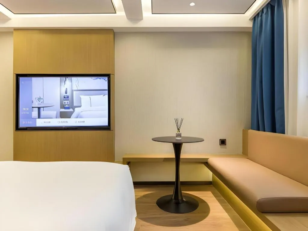 Bed in Jinglai Hotel (Shanghai Bund East Nanjing Road pedestrian street )