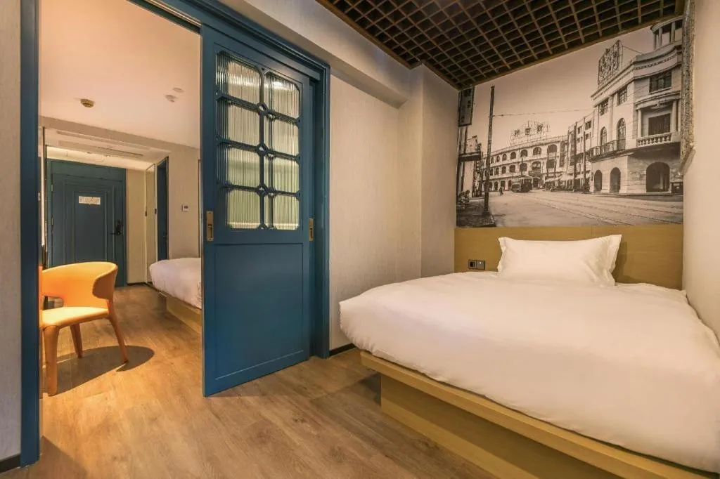 Bed in Jinglai Hotel (Shanghai Bund East Nanjing Road pedestrian street )