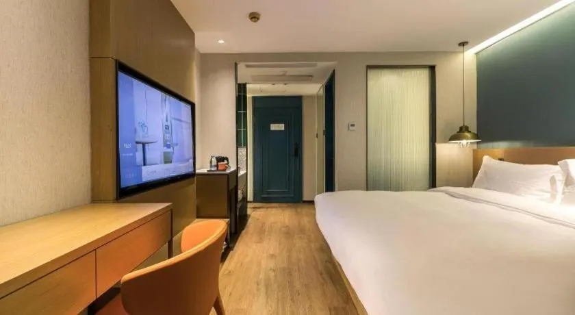 Bed in Jinglai Hotel (Shanghai Bund East Nanjing Road pedestrian street )