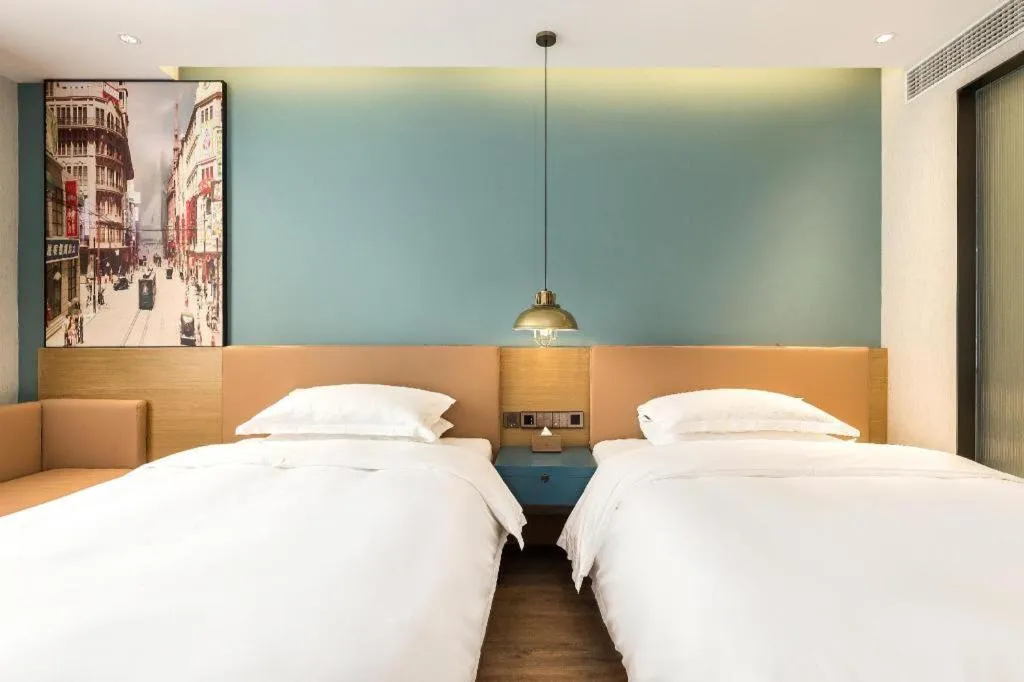 Bed in Jinglai Hotel (Shanghai Bund East Nanjing Road pedestrian street )