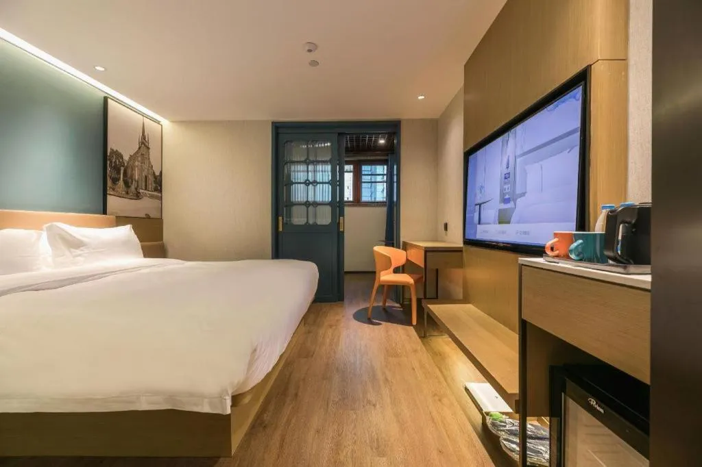 Bed in Jinglai Hotel (Shanghai Bund East Nanjing Road pedestrian street )