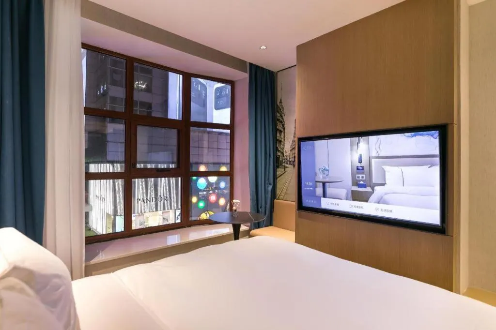 Bed in Jinglai Hotel (Shanghai Bund East Nanjing Road pedestrian street )