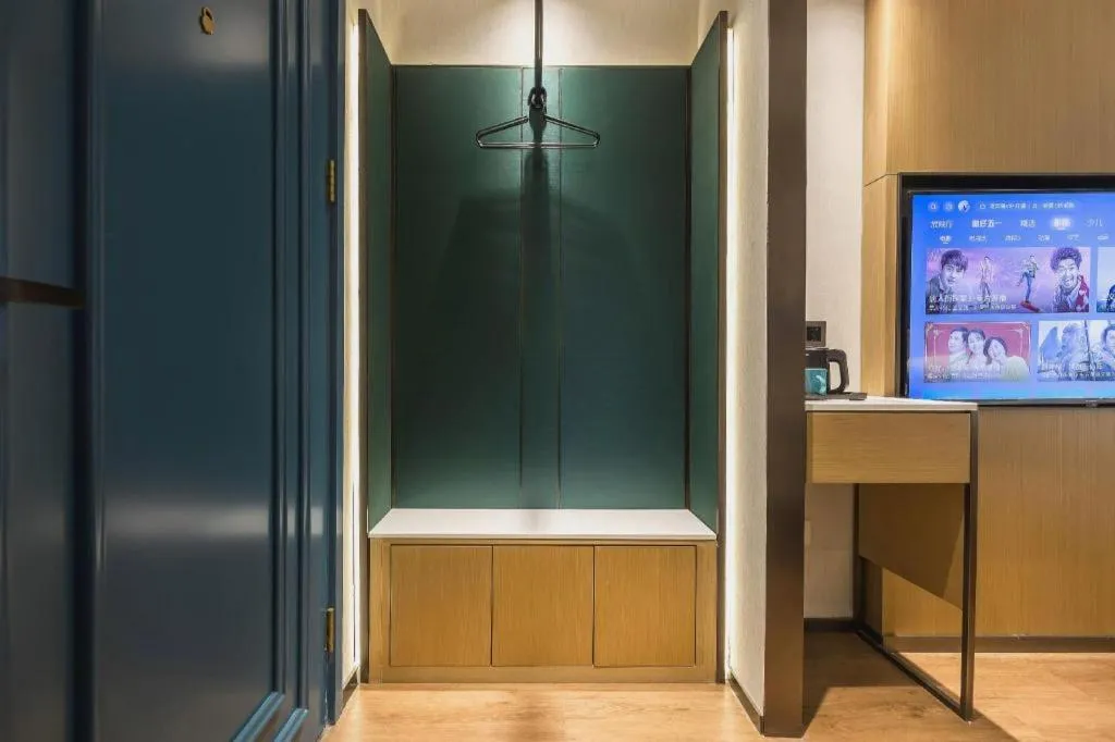 Jinglai Hotel (Shanghai Bund East Nanjing Road pedestrian street )