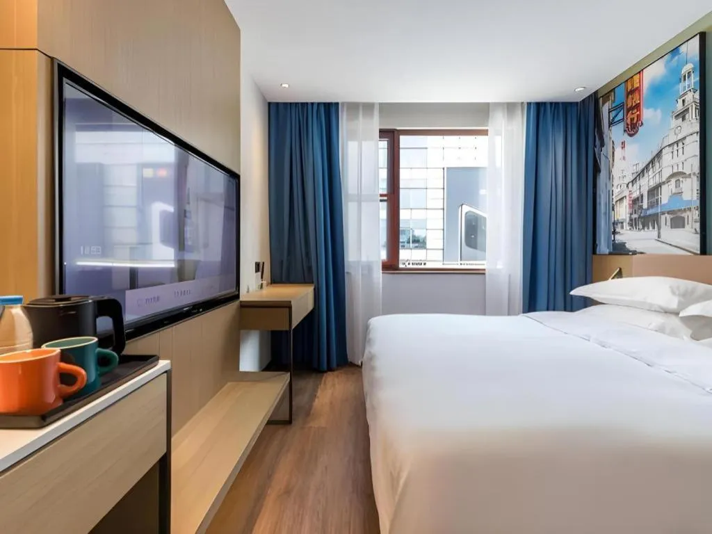 Bed in Jinglai Hotel (Shanghai Bund East Nanjing Road pedestrian street )