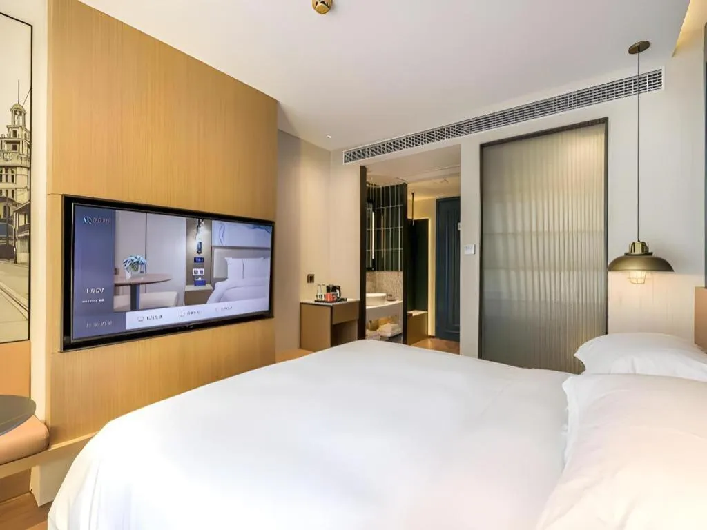 Bed in Jinglai Hotel (Shanghai Bund East Nanjing Road pedestrian street )