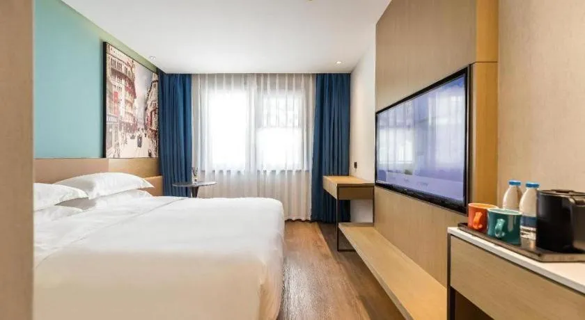 Bed in Jinglai Hotel (Shanghai Bund East Nanjing Road pedestrian street )