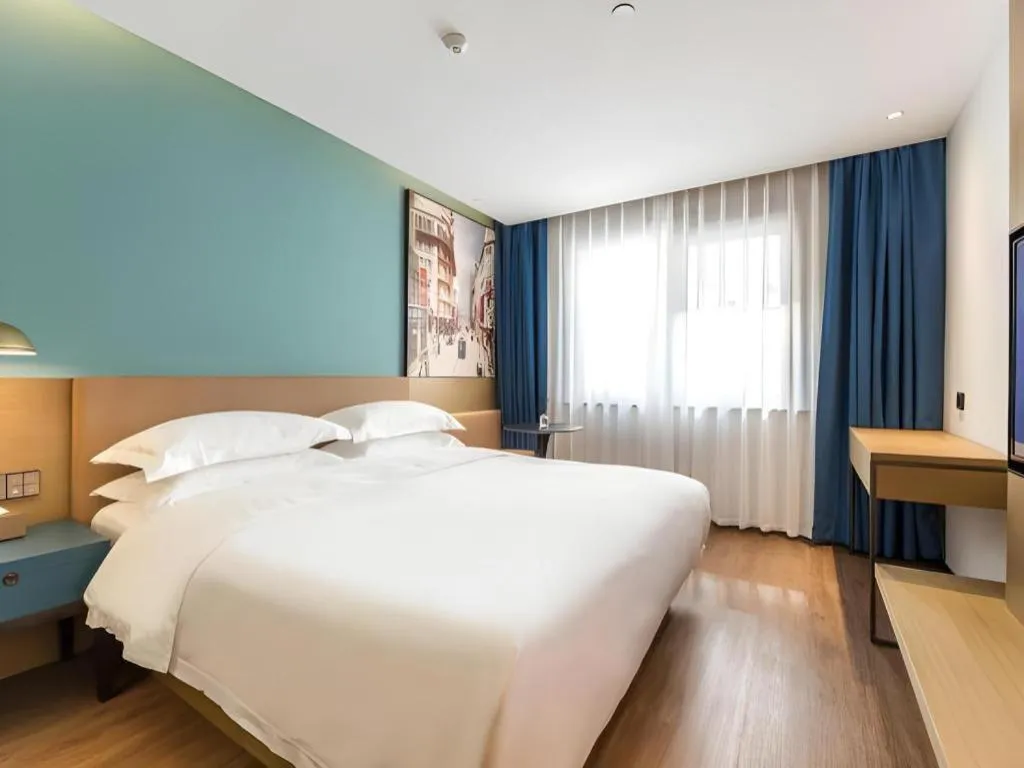 Bed in Jinglai Hotel (Shanghai Bund East Nanjing Road pedestrian street )