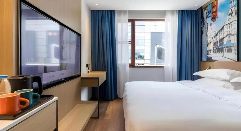 Bed in Jinglai Hotel (Shanghai Bund East Nanjing Road pedestrian street )