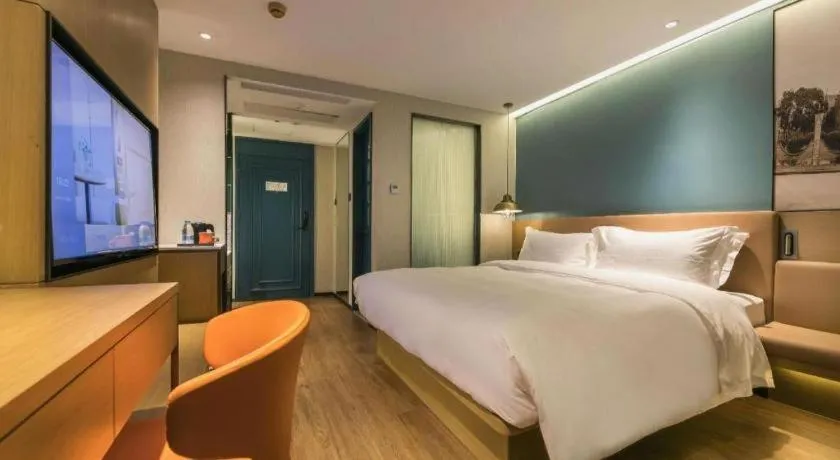 Bed in Jinglai Hotel (Shanghai Bund East Nanjing Road pedestrian street )