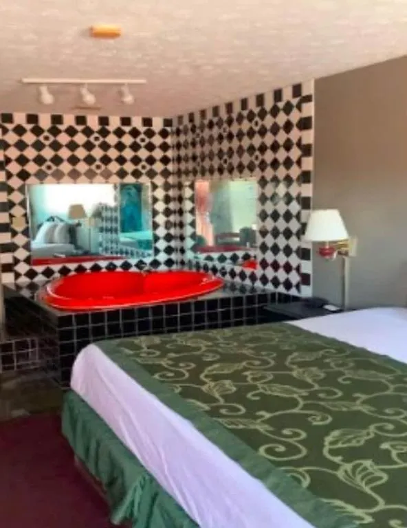 Bed in OYO Hotel Georgia near Fairburn / Atlanta