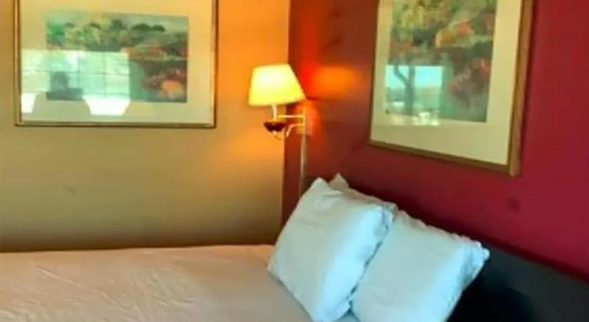 Bed in OYO Hotel Georgia near Fairburn / Atlanta