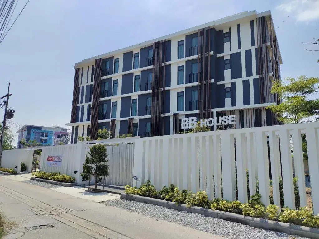 BB House Paedriw BB House Paedriw