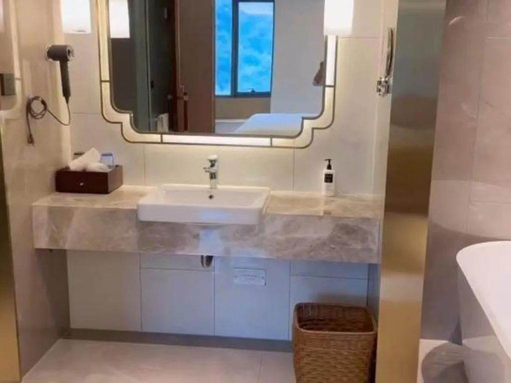 Yinhu Junyi Hotel（Wildlife Park）