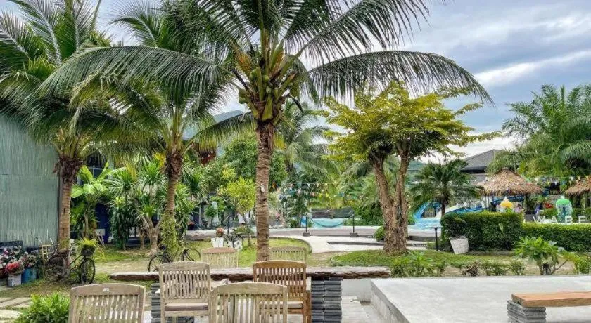 Warehouse18 Pool Cafe Resort