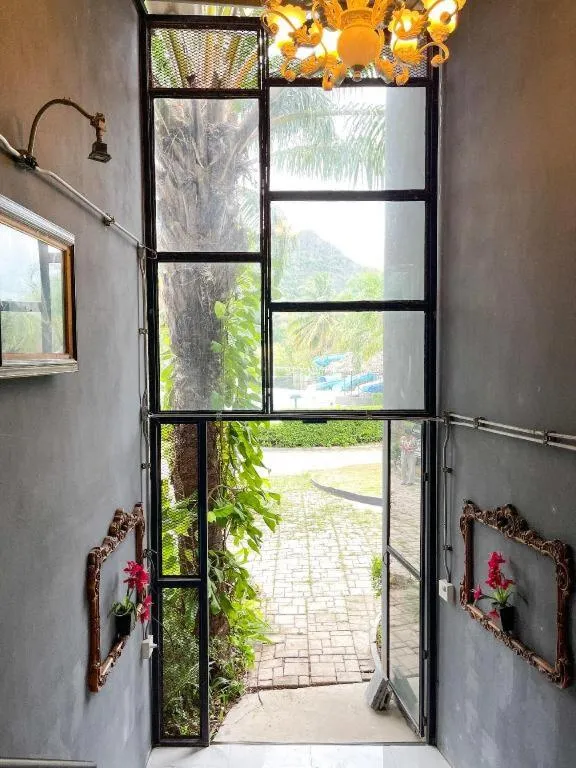 Warehouse18 Pool Cafe Resort