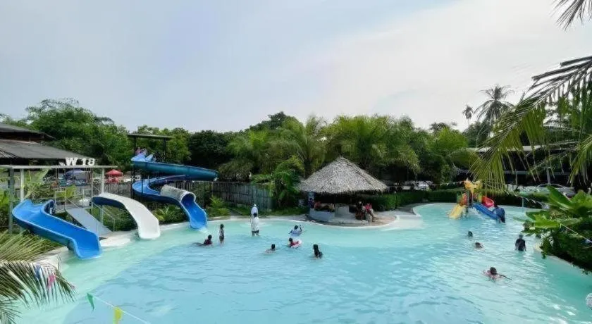 Warehouse18 Pool Cafe Resort