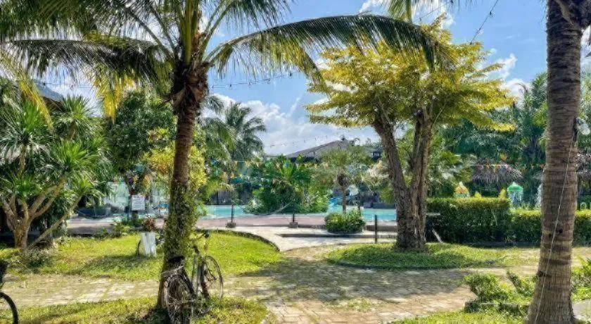 Warehouse18 Pool Cafe Resort