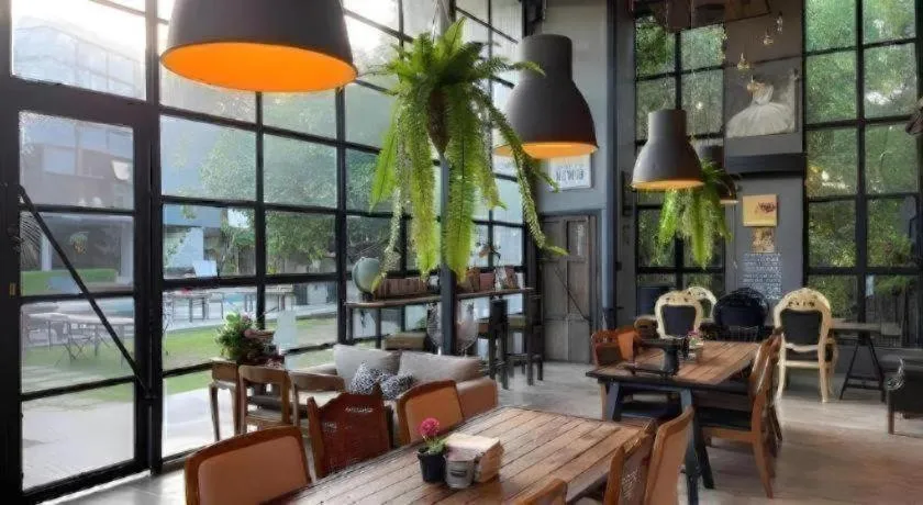 Warehouse18 Pool Cafe Resort