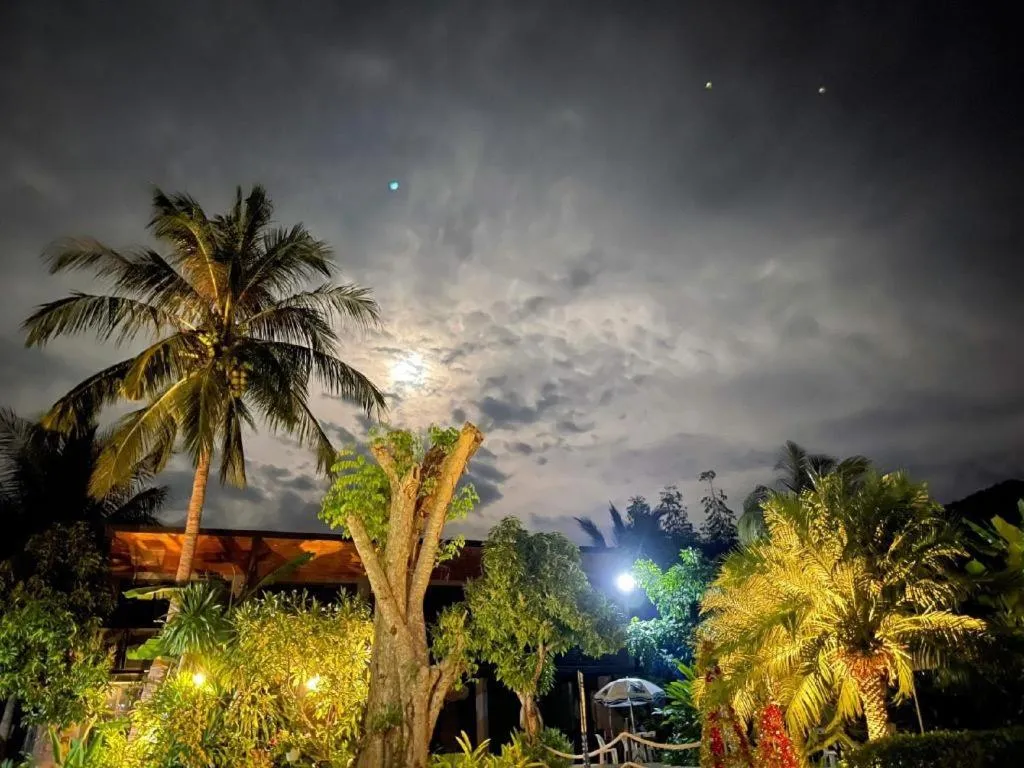 Warehouse18 Pool Cafe Resort