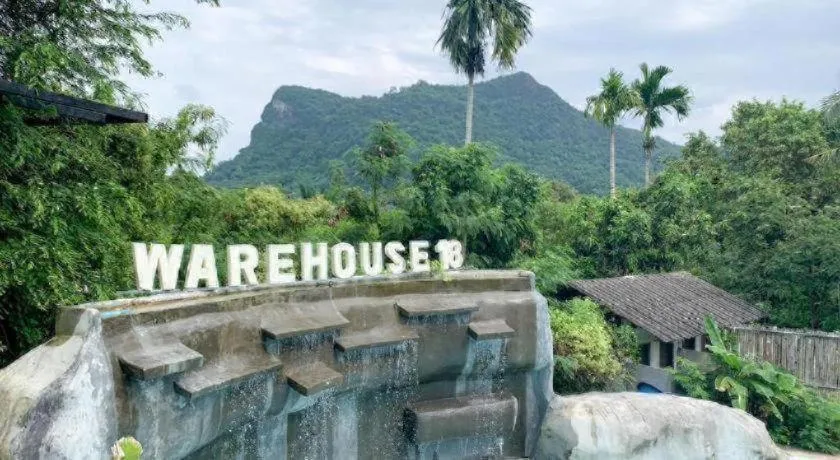 Warehouse18 Pool Cafe Resort