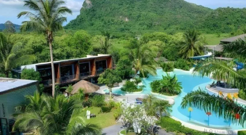 Warehouse18 Pool Cafe Resort