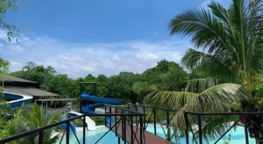 Warehouse18 Pool Cafe Resort