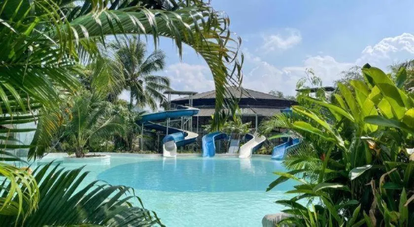 Warehouse18 Pool Cafe Resort