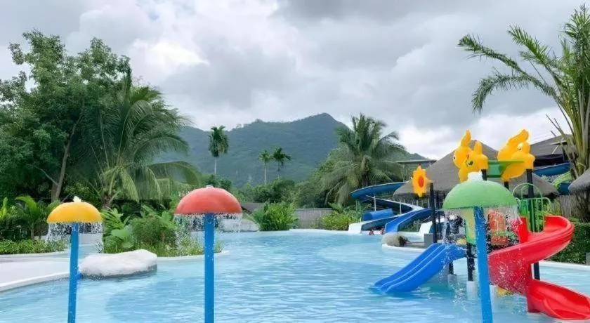 Warehouse18 Pool Cafe Resort