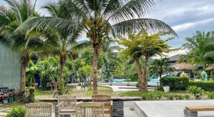 Warehouse18 Pool Cafe Resort