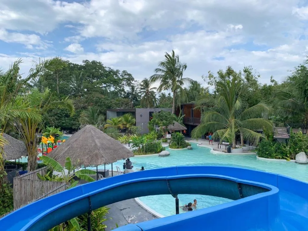 Warehouse18 Pool Cafe Resort