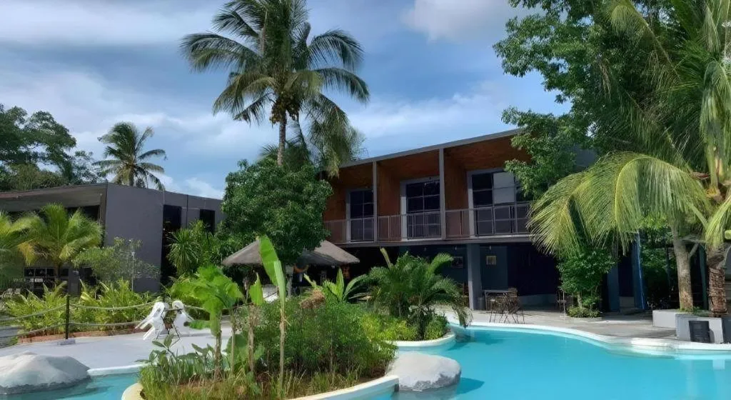 Warehouse18 Pool Cafe Resort