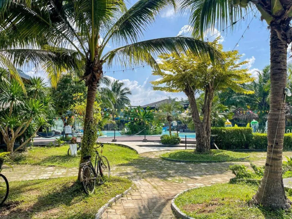 Warehouse18 Pool Cafe Resort